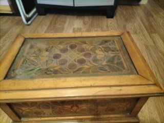 Baule in legno vintage con decorazioni