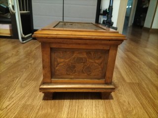 Baule in legno vintage con decorazioni