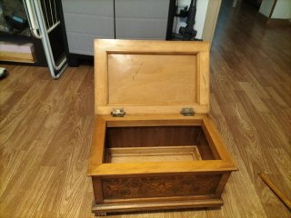 Baule in legno vintage con decorazioni
