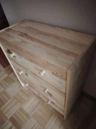 Cajonera de madera natural de pino.