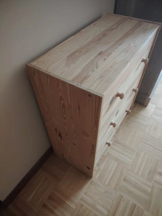 Cajonera de madera natural de pino.