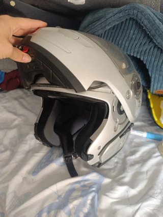 Casco de moto integral plateado