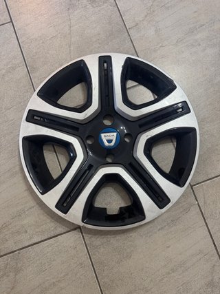 Tapacubo Dacia Sandero Stepway con emblema