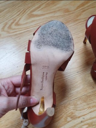 Sandalias de piel marrón con hebilla dorada
