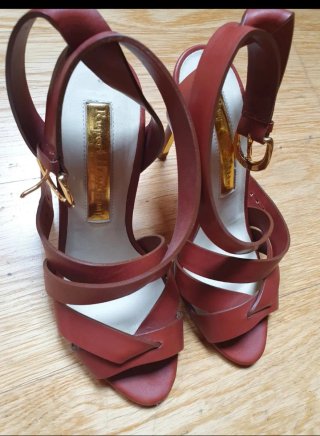 Sandalias de piel marrón con hebilla dorada