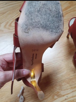 Sandalias de piel marrón con hebilla dorada