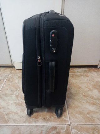 MALETA MEDIANA NEGRA MARCA SAMSONITE CON RUEDAS