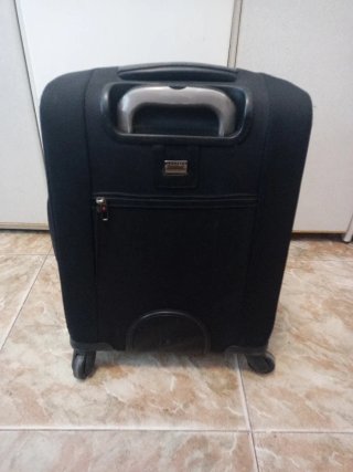 MALETA MEDIANA NEGRA MARCA SAMSONITE CON RUEDAS