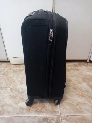 MALETA MEDIANA NEGRA MARCA SAMSONITE CON RUEDAS