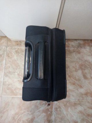 MALETA MEDIANA NEGRA MARCA SAMSONITE CON RUEDAS