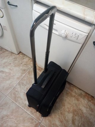 MALETA MEDIANA NEGRA MARCA SAMSONITE CON RUEDAS