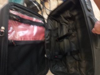 MALETA MEDIANA NEGRA MARCA SAMSONITE CON RUEDAS