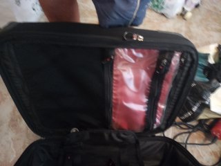 MALETA MEDIANA NEGRA MARCA SAMSONITE CON RUEDAS
