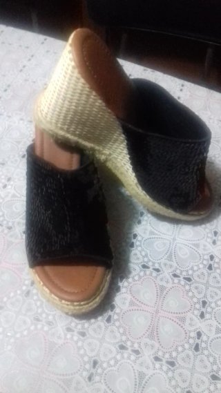 Zuecos negros brillantes