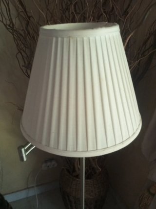 Lámpara articulable de pie de acero con pantalla.