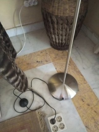 Lámpara articulable de pie de acero con pantalla.