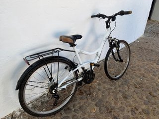 Bicicleta de paseo mujer, ruedas vacías de no usar