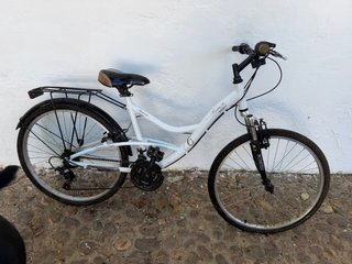 Bicicleta de paseo mujer, ruedas vacías de no usar
