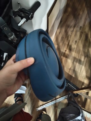 Bicicleta Urbana Plegable Amat y casco azul