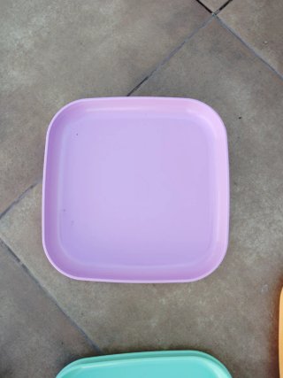 Platos apilables marca tupperware