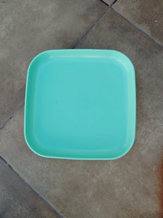 Platos apilables marca tupperware