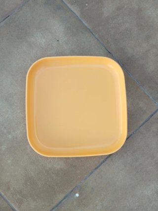 Platos apilables marca tupperware