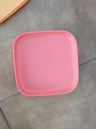 Platos apilables marca tupperware