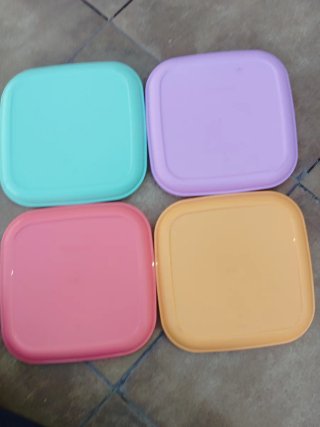 Platos apilables marca tupperware