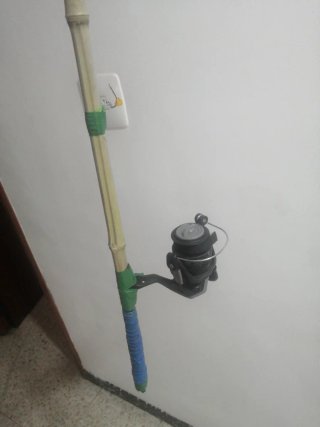 Caña de pescar artesanal + carrete Decathlon