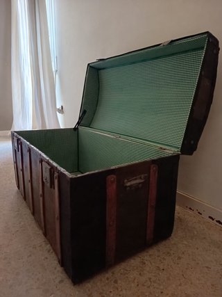 Baúl antiguo tapa bombeada siglo XIX