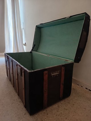 Baúl antiguo tapa bombeada siglo XIX