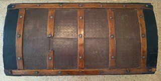Baúl antiguo tapa bombeada siglo XIX