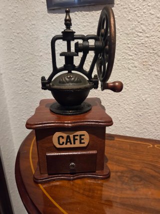 Molinillo de café antiguo decorativo