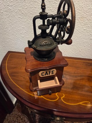 Molinillo de café antiguo decorativo