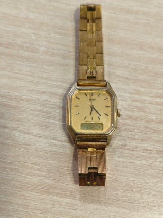 Reloj Seiko Quartz Dorado Digital Analógico