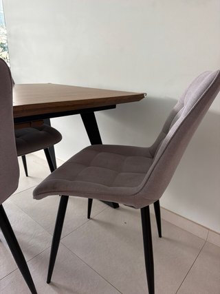 Mesa de comedor y 4 sillas