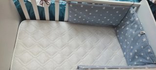 Cuna de bebé blanca con protector