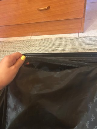 Maleta dorada de viaje