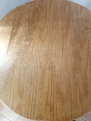 Mesa redonda y 4 sillas de madera
