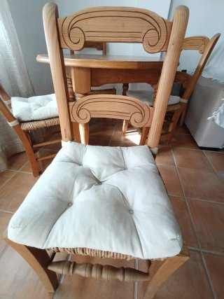 Mesa redonda y 4 sillas de madera