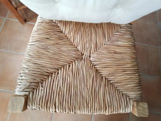 Mesa redonda y 4 sillas de madera