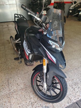 Benelli TRK 251 Adventure Negra/Roja
