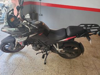 Benelli TRK 251 Adventure Negra/Roja