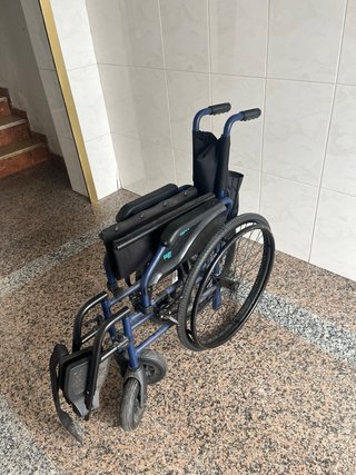 Silla de ruedas plegable en muy buen estado