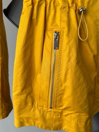 Parka Zara amarillo mostaza capucha oculta – TS