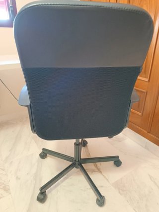 Silla de oficina y estudio negra, elevable.