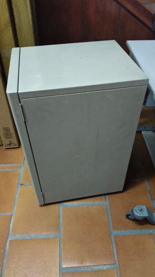 Mueble metálico con estante.