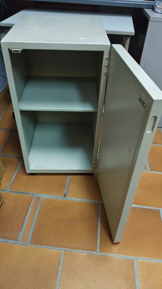 Mueble metálico con estante.