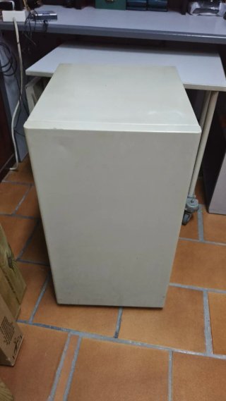 Mueble metálico con estante.