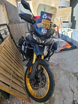 Voge 900 DSX 2025 Negra y Dorada